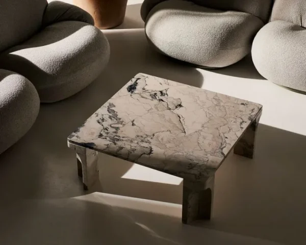 New Works Tische-GUBI Doric Couchtisch, 80 x 80 cm, lichtgrauer Kalkstein