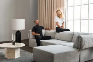 GUBI Tische-Epic Couchtisch, rund, 80 cm, weißer Travertin