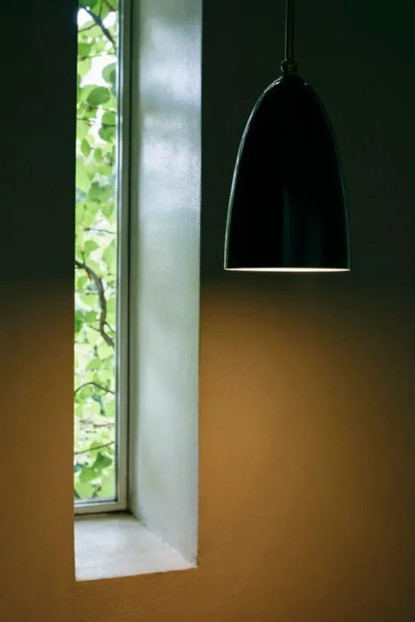 Secto Design Deckenleuchten-GUBI Gräshoppa Pendelleuchte, glänzendes Schwarz