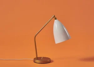 GUBI Bürobeleuchtung | Schreibtischlampen^Gräshoppa Tischleuchte, Alabasterweiß, glänzend