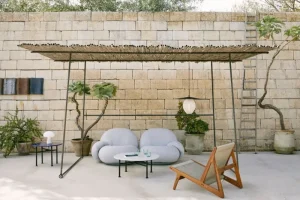 GUBI Terrassenmöbel | Sitzgelegenheiten^MR01 Initial Outdoor-Loungesessel, Iroko geölt