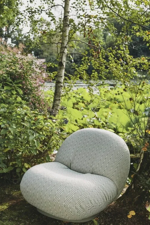 GUBI Terrassenmöbel^Pacha Outdoor Loungesessel, Schwenkfuß, Libera 003