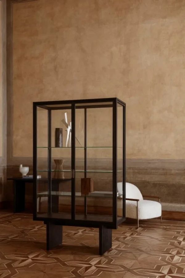 GUBI Aufbewahrungsmöbel-Private Vitrine, Eiche schwarz/braun gebeizt