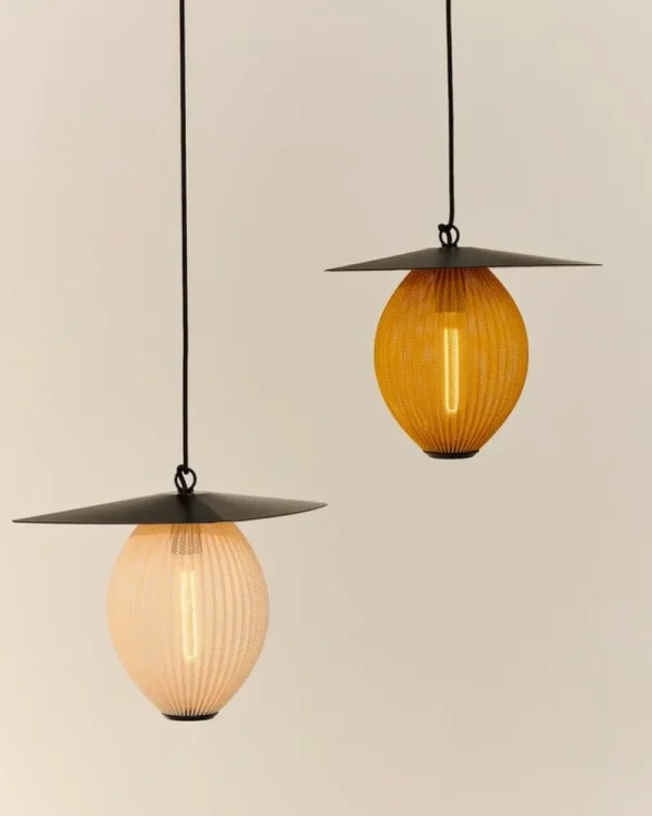 GUBI Außenbeleuchtung | Außenleuchten^Satellite Outdoor Pendelleuchte, 22 cm, Schwarz - Senfgold