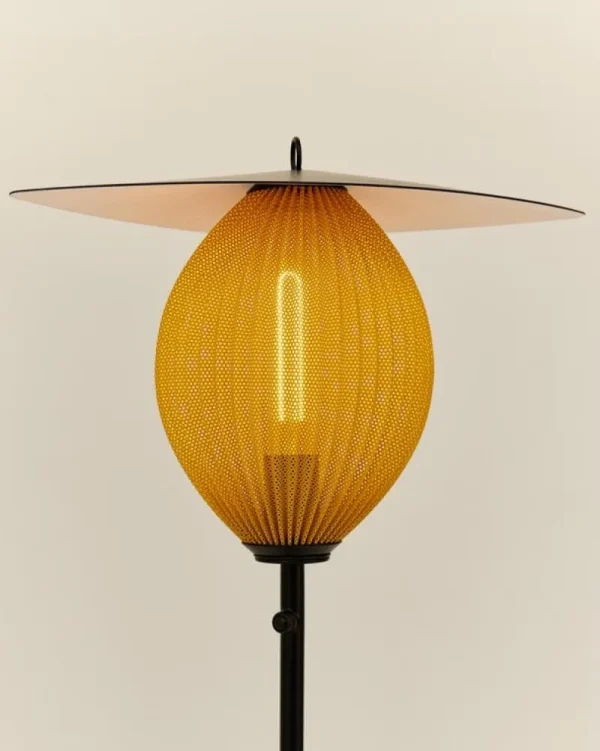GUBI Außenbeleuchtung | Außenleuchten^Satellite Outdoor Stehleuchte, Schwarz - Senfgold