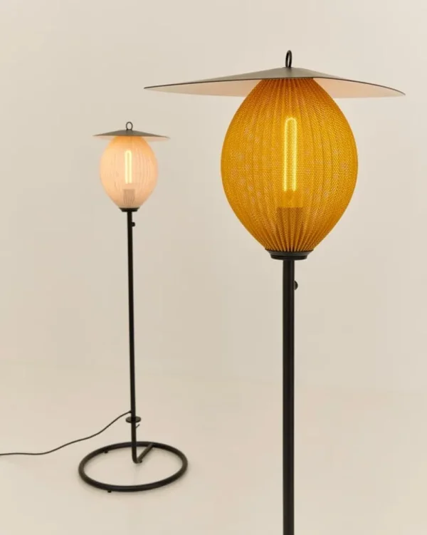 GUBI Außenbeleuchtung | Außenleuchten^Satellite Outdoor Stehleuchte, Schwarz - Senfgold