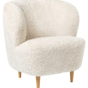 Carl Hansen & Su00f8n Sitzgelegenheiten-GUBI Stay Loungesessel, klein, gebrochen weißes, gelocktes Schaffell