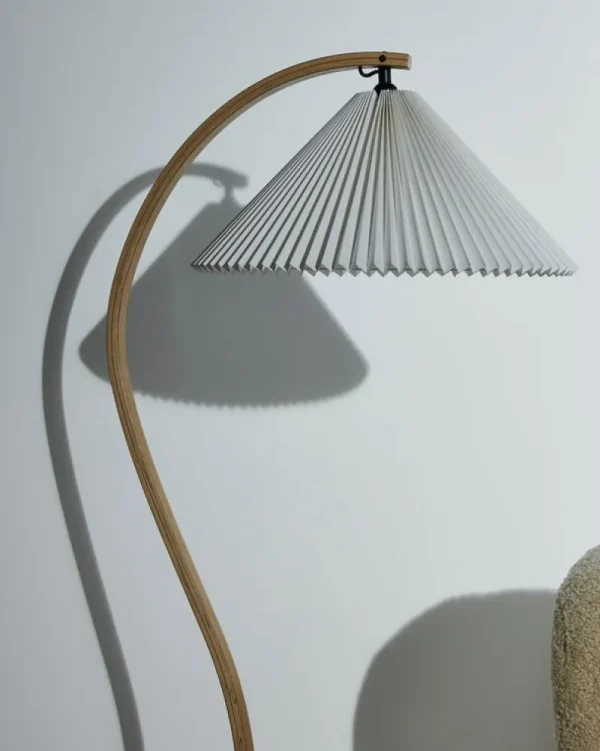 Louis Poulsen Stehleuchten-GUBI Timberline Stehlampe, Eiche - Birke - weißes Canvas