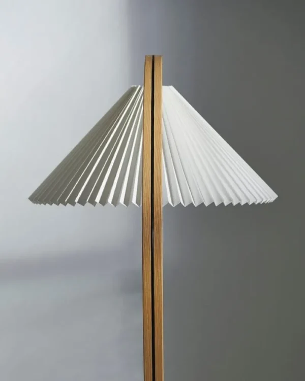 Louis Poulsen Stehleuchten-GUBI Timberline Stehlampe, Eiche - Birke - weißes Canvas