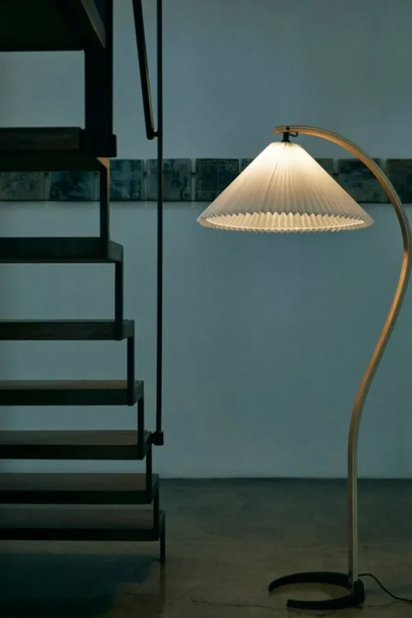 Louis Poulsen Stehleuchten-GUBI Timberline Stehlampe, Eiche - Birke - weißes Canvas