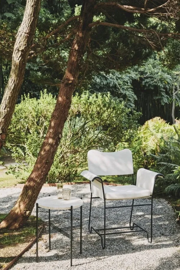 GUBI Terrassenmöbel | Tische^TS Outdoor Beistelltisch, 40 cm, schwarz – weißer Travertin