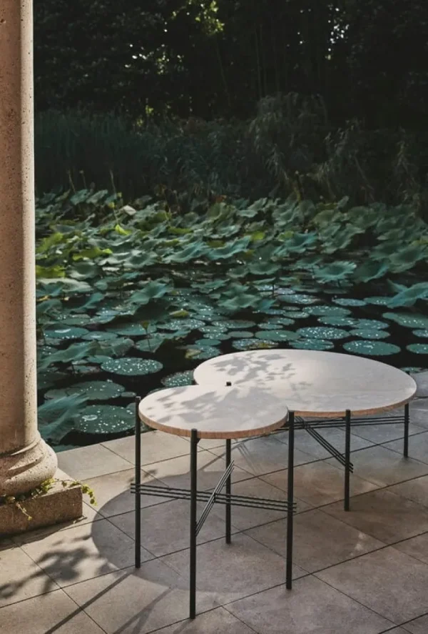 GUBI Terrassenmöbel | Tische^TS Outdoor Beistelltisch, 40 cm, schwarz – weißer Travertin