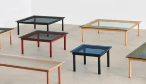 Viccarbe Tische-HAY Kofi Tisch, 140 × 50 cm, Walnuss lackiert - geriffeltes Glas