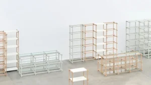 Muuto Regale-HAY Woody Column 2.0 Regal, hoch, geseift, Eiche - mandelweiß, Stahl