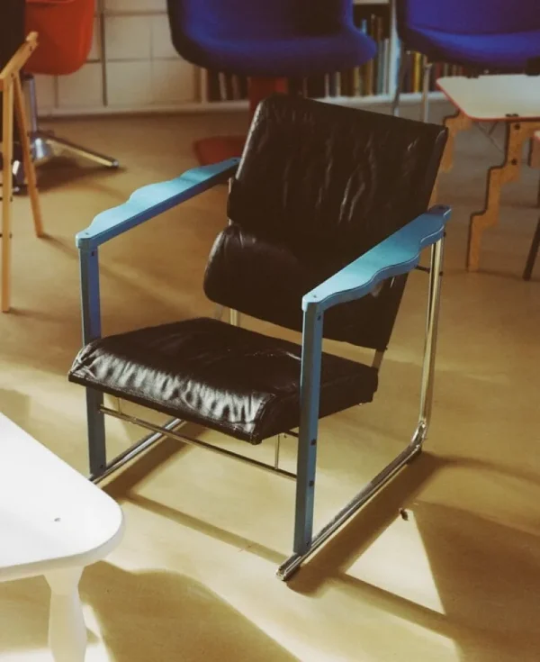 New Works Sitzgelegenheiten-Hem Experiment Sessel 502, blau - schwarzes Leder