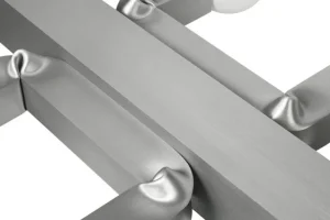 Normann Copenhagen Deckenleuchten-Hem Knuckle Linear Kronleuchter, gebürstetes Aluminium