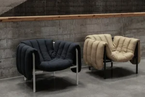 Normann Copenhagen Sitzgelegenheiten-Hem Puffy Loungesessel, Anthrazit – Stahl cremefarben