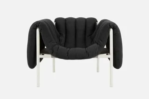 Normann Copenhagen Sitzgelegenheiten-Hem Puffy Loungesessel, Anthrazit – Stahl cremefarben