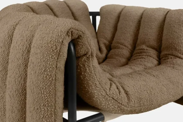 Hem Sitzgelegenheiten-Puffy Loungesessel, Bouclé Sawdust – Stahl Schwarzgrau