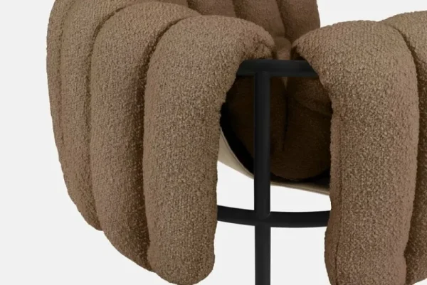 Hem Sitzgelegenheiten-Puffy Loungesessel, Bouclé Sawdust – Stahl Schwarzgrau