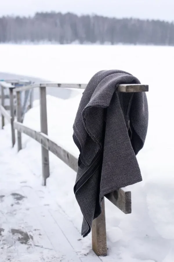 Lapuan Kankurit Badezimmertextilien^Terva Poncho, 95 x 135 cm, schwarz - Leinen
