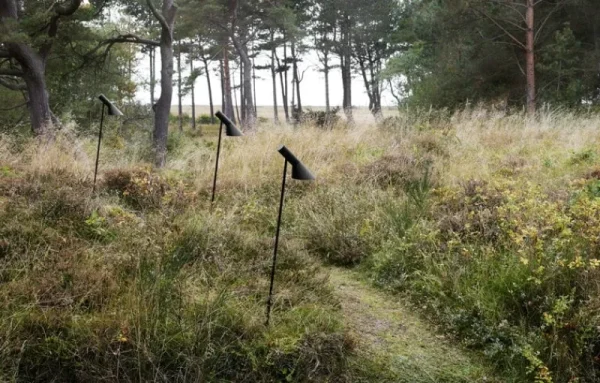 Louis Poulsen Außenbeleuchtung | Außenleuchten^AJ Garden Wegeleuchte, lang, 3000 K, Verankerung ohne Adapter