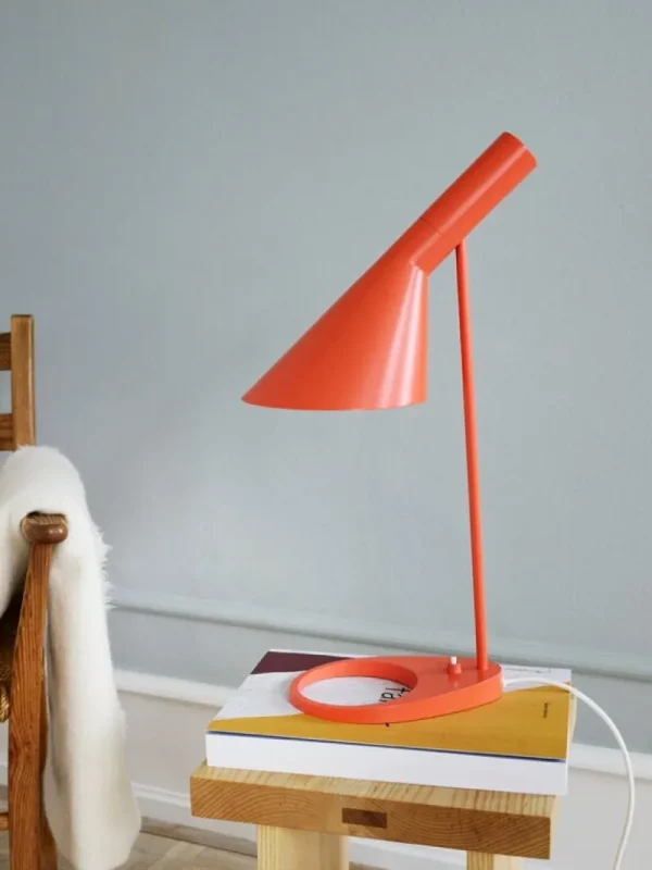 Louis Poulsen Bürobeleuchtung | Schreibtischlampen^AJ Tischleuchte, leuchtendes Orange