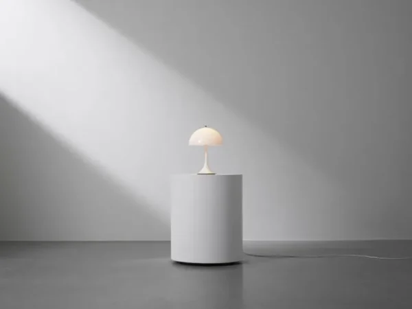 Louis Poulsen Außenbeleuchtung | Tischlampen^Panthella 250 Portable Tischleuchte, Acryl, Opalweiß