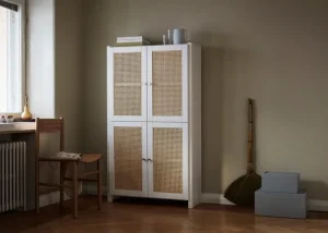 Audo Copenhagen Aufbewahrungsmöbel-Lundia Classic Cabinet Schrank mit Rattantüren, 84 x 149 cm, Weiß lacki