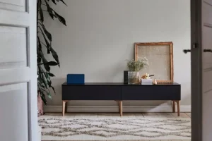 Audo Copenhagen Aufbewahrungsmöbel-Lundia Fuuga TV-Tisch mit Schubladen, Schwarz - Eiche