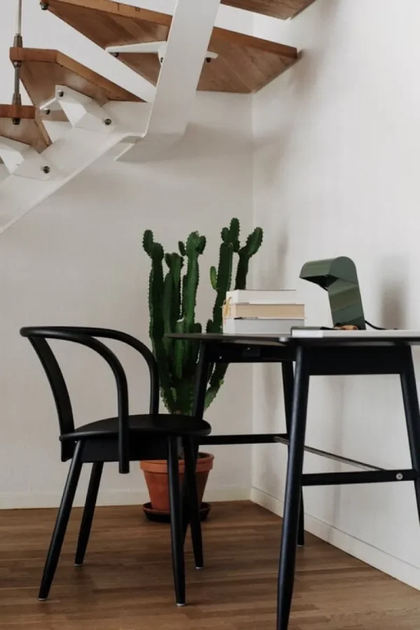 Vitra Sitzgelegenheiten-Massproductions Icha Stuhl, Buche schwarz gebeizt