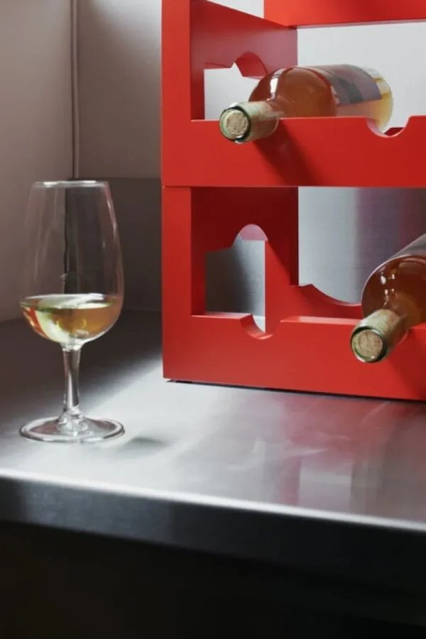 Massproductions Küchenutensilien^Silo stapelbares Weinregal, Esche purpurrot lackiert