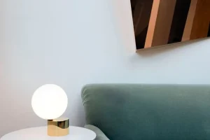 Iittala Tischlampen-Michael Anastassiades Tip of the Tongue Tischleuchte, poliertes Messing