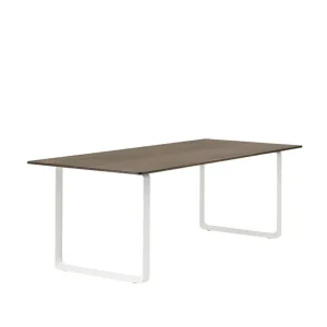 Vaarnii Tische-Muuto 70/70 Tisch, 225 x 90 cm, Eiche massiv geräuchert – Weiß
