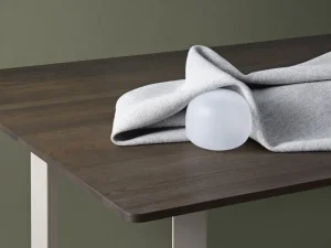 Vaarnii Tische-Muuto 70/70 Tisch, 225 x 90 cm, Eiche massiv geräuchert – Weiß