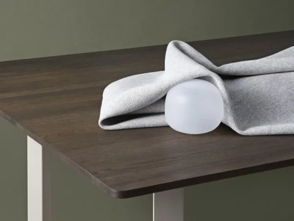 Vaarnii Tische-Muuto 70/70 Tisch, 225 x 90 cm, Eiche massiv geräuchert – Weiß
