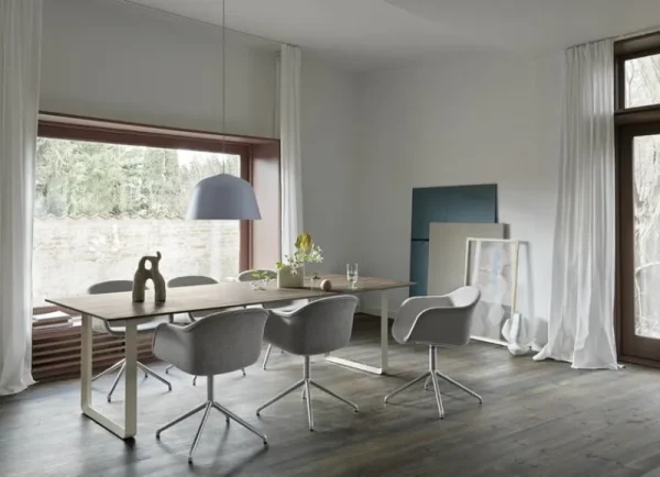 Vaarnii Tische-Muuto 70/70 Tisch, 225 x 90 cm, Eiche massiv geräuchert – Weiß