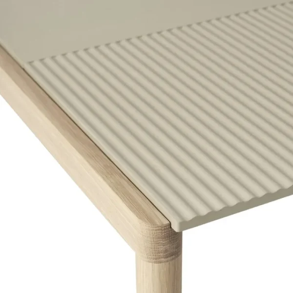 Woodnotes Tische-Muuto Couple Couchtisch, 80 x 84 cm, glatt/gewellt, Sandbeige - Eiche