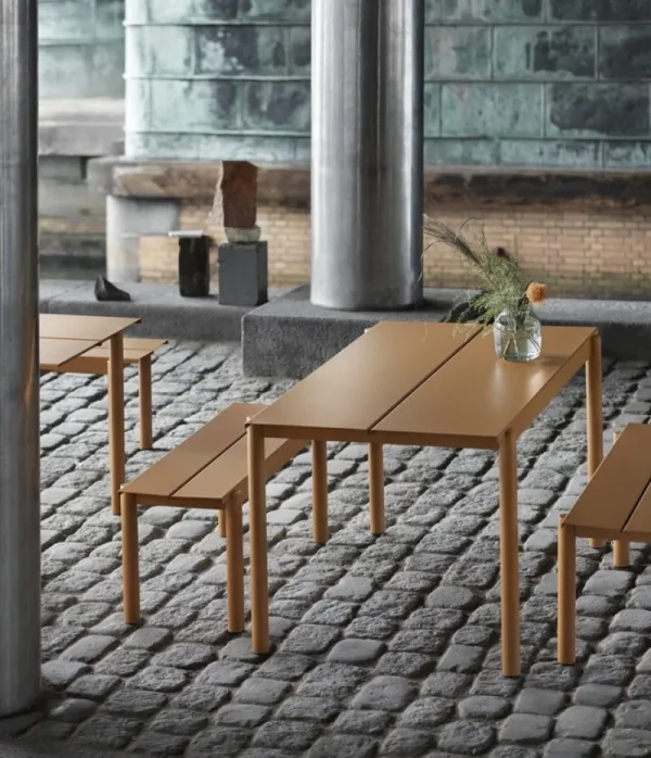 Muuto Terrassenmöbel^Linear Steel Tisch, 140 x 75 cm, dunkelorange