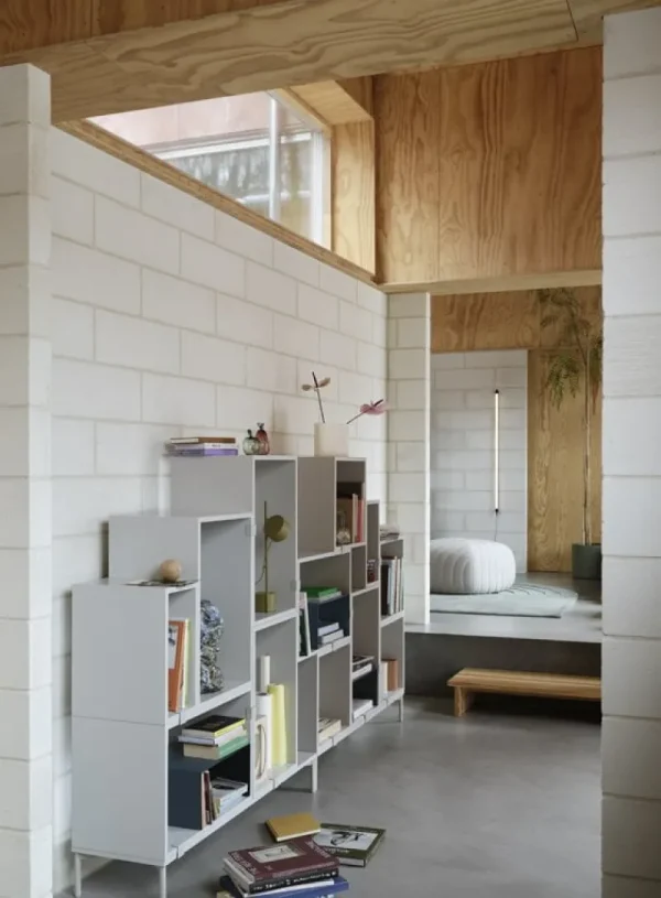 HAY Regale | Tische-Muuto Regalmodul Stacked mit Rückwand, mittel, hellgrau