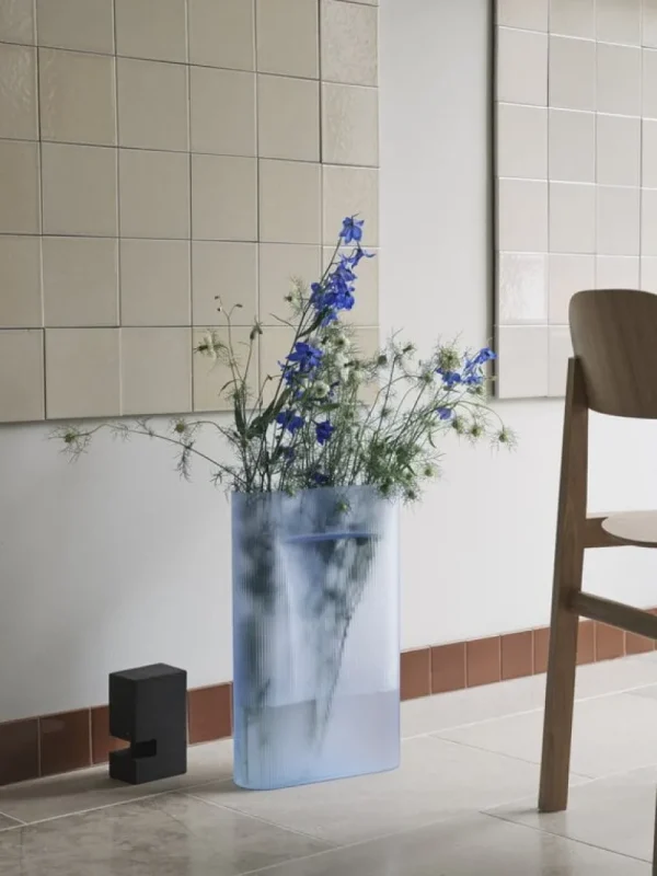 Serax Vasen-Muuto Ridge Vase, 48,5 cm, hellblaues, mattiertes Glas