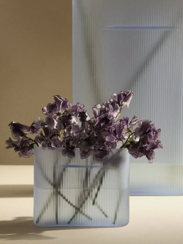 Muuto Vasen-Ridge Vase, 35 cm, hellblau, mattiertes Glas