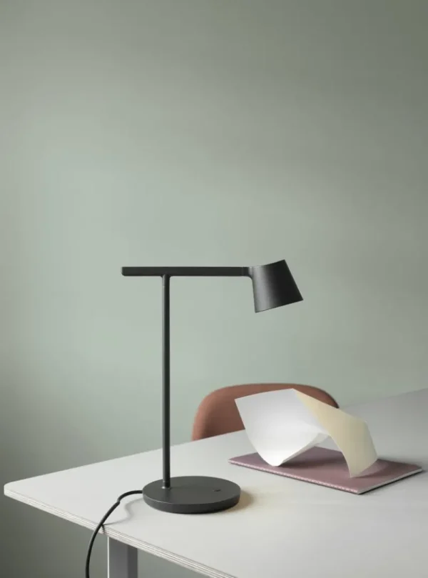 Oluce Schreibtischlampen | Tischlampen-Muuto Tischleuchte Tip, schwarz