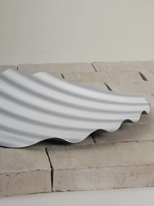 Flensted Mobiles Dekorationsgegenstände-Muuto Wave Tablett, 50 cm, Stahl