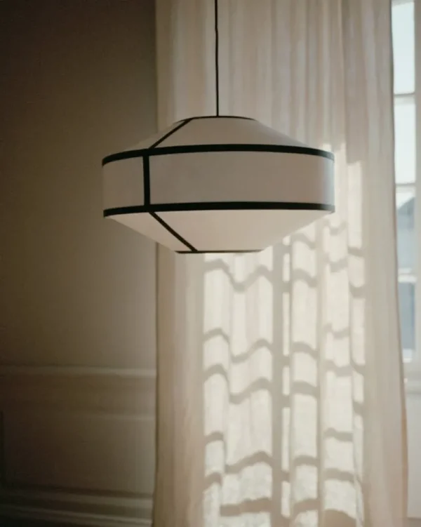 Frandsen Deckenleuchten-New Works Kite Pendelleuchte, 55 cm, weiß - schwarz