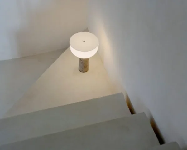 Flos Tragbare Lampen-New Works Kizu Tischleuchte, Gris du Marais Marmor