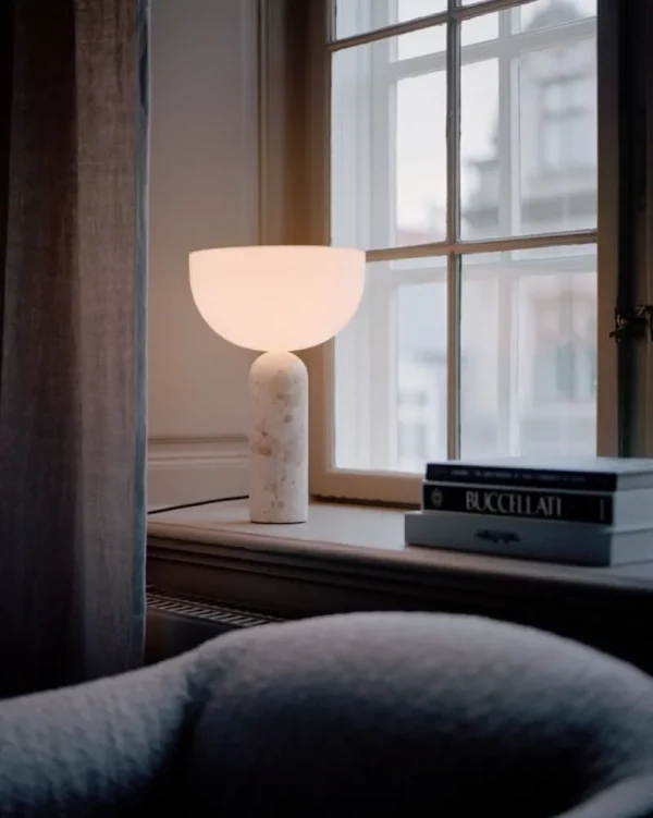 GUBI Tischlampen-New Works Kizu Tischleuchte, groß, Kunis Breccia Marmor