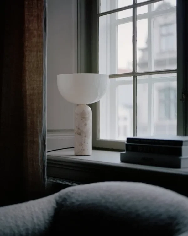 GUBI Tischlampen-New Works Kizu Tischleuchte, groß, Kunis Breccia Marmor
