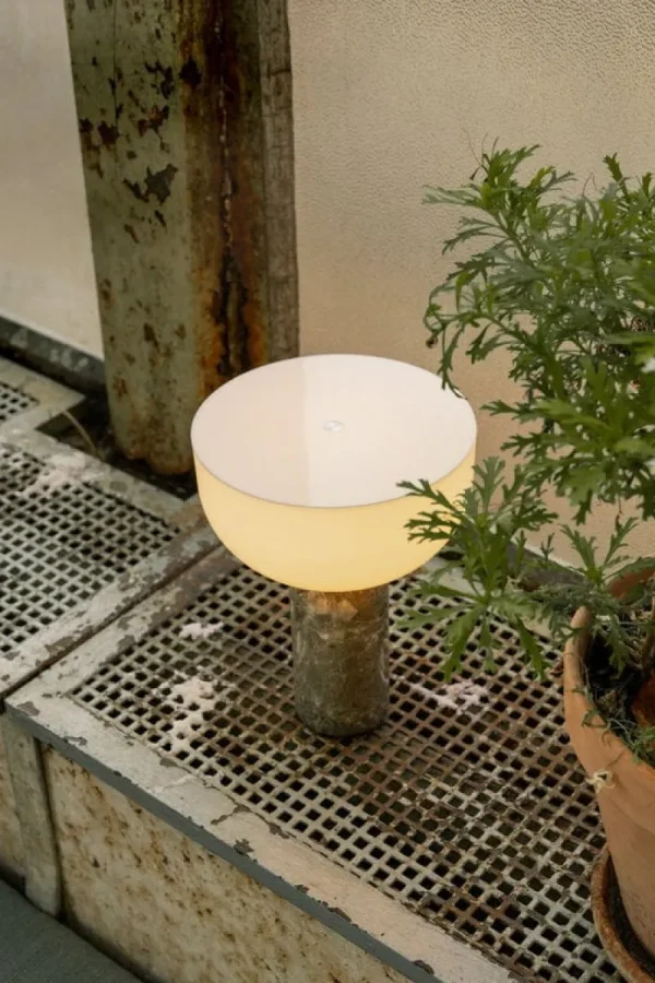 Flos Tragbare Lampen-New Works Kizu Tischleuchte, Gris du Marais Marmor