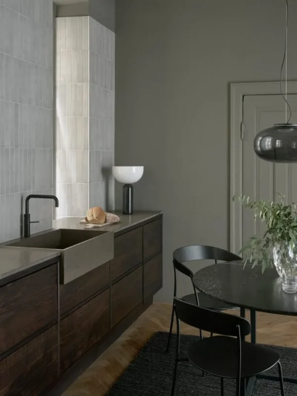 New Works Tischlampen-Tischleuchte Kizu groß, schwarzer Marmor